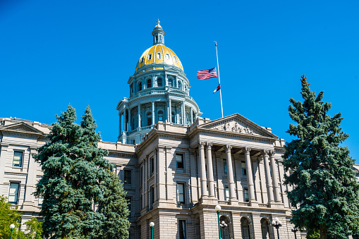 colorado-state-capitol-building-on-a-nice-summer-day-picture-id1066762600