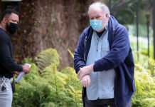 Meghan Markle’s father delivers a letter to Oprah Winfrey’s home, requesting an interview