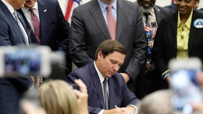 US-NEWS-DESANTIS-SIGNS-SANCTUARY-CITIES-BAN-1-DBN.jpg