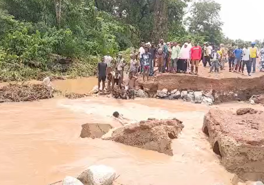 Commuters stranded after collapse of bridge on Mampong-Ejura highway